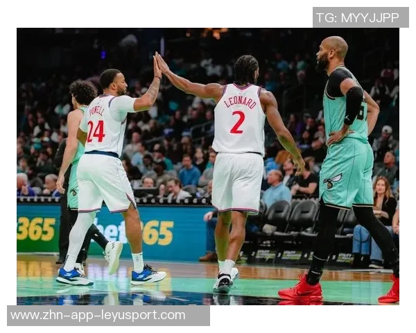 快船与黄蜂激战上半场快船微弱领先哈登表现抢眼小卡稳定发挥三球状态起伏