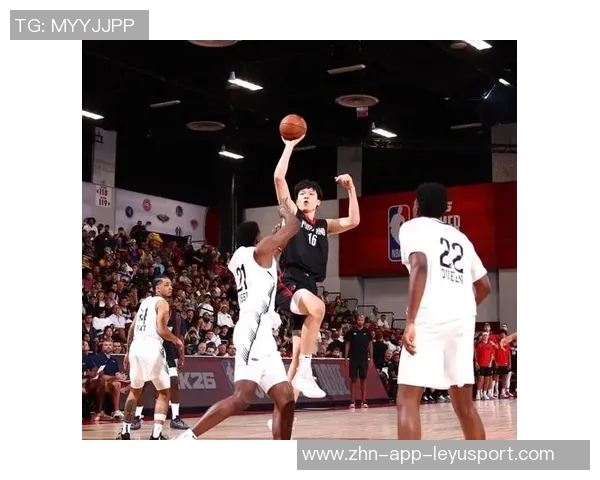 杨瀚森与奥登同框合影分享小圣诞树装饰喜悦时刻即将迎接12月的到来