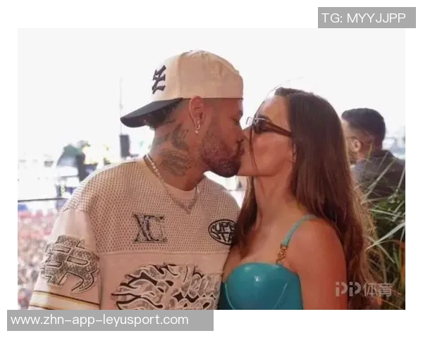 内马尔与女友布鲁娜携手庆祝圣诞节温馨合照中抱着两个可爱女儿 内马尔与女友布鲁娜携手庆祝圣诞节温馨合照中抱着两个可爱女儿