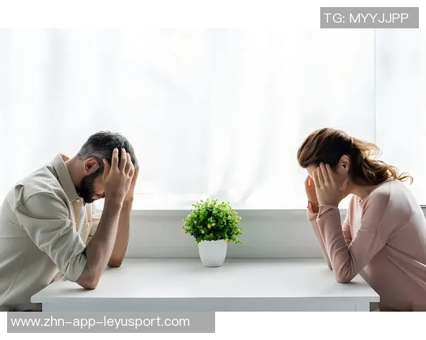 亚马尔与女友甜蜜热吻瞬间曝光眼中只映出彼此的爱意与幸福